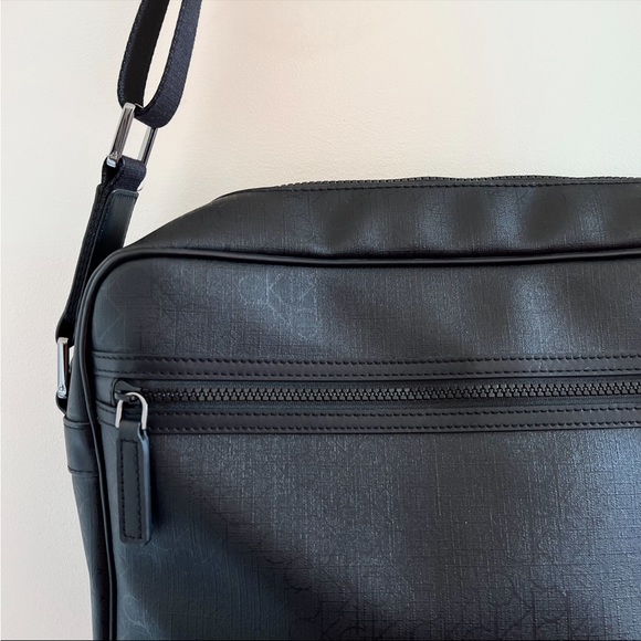 Calvin Klein messenger bag - Picture 3 of 11